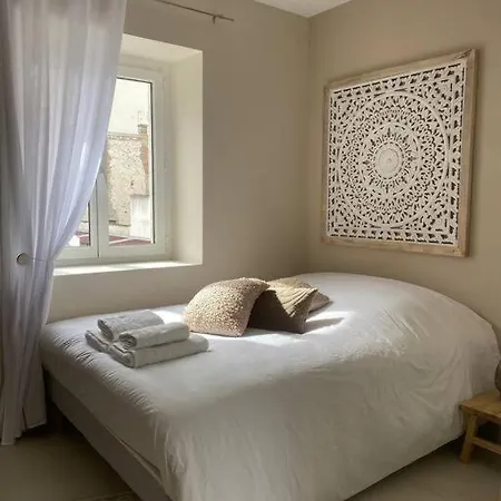 Maison Neuf: Spacious 9-room Retreat With Terrace Holiday home Reims